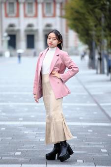 舗道でポーズをとるスタイリッシュな女性 女性,20代,スタイリッシュの写真素材