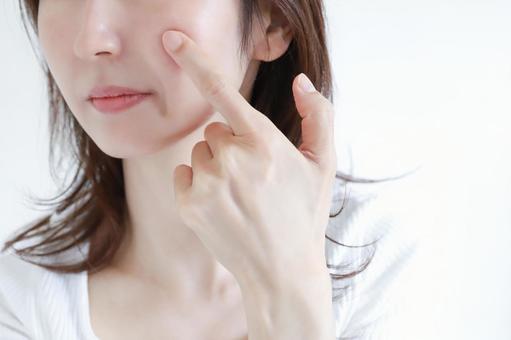 肌を気にする女性　スキンケア スキンケア,肌悩み,毛穴の写真素材