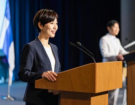 スピーチする女性の写真