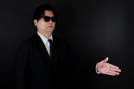 黒スーツのビジネスマン 黒スーツのビジネスマン 男性,スーツ,ネクタイの写真素材