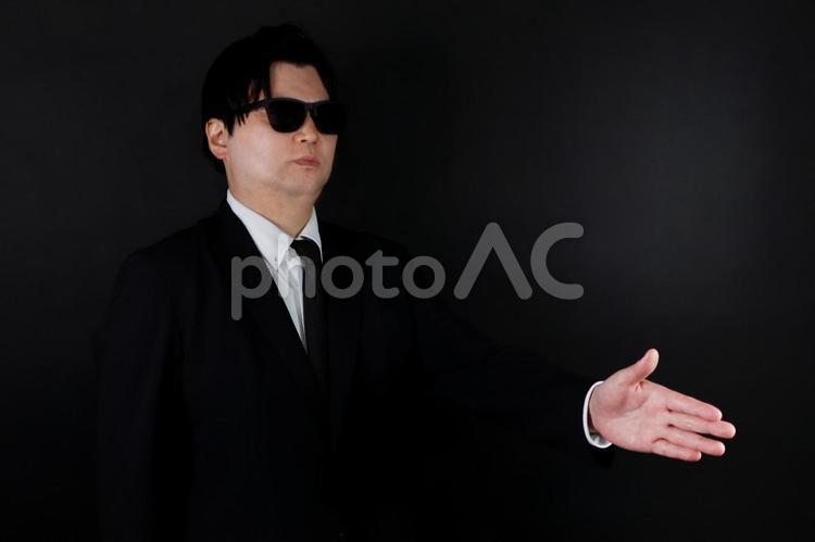 黒スーツのビジネスマン 男性,スーツ,ネクタイの写真素材