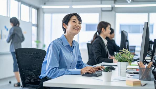 オフィスで働く日本人ビジネスウーマン オフィスで働く日本人ビジネスウーマンの写真