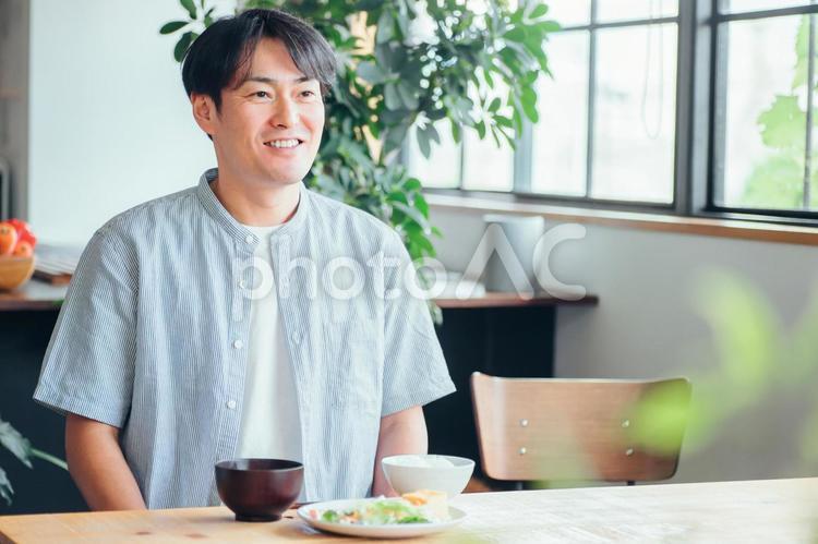 食事をする男性 食事,ご飯,和食の写真素材