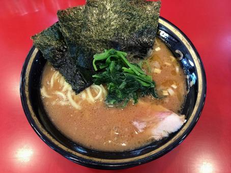 オーソドックスな家系ラーメン（豚骨醤油 家系ラーメン,環2家,ラーメンの写真素材