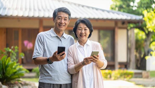 スマホを楽しむシニア夫婦 スマホを楽しむシニア夫婦の写真