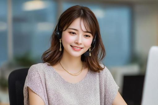 オフィスでPCを使用して仕事中の女性の写真