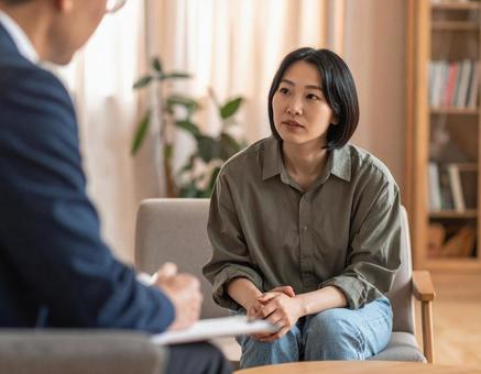 カウンセリングで受ける女性の写真