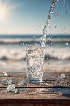 海を背景に注がれる清涼な氷水の写真