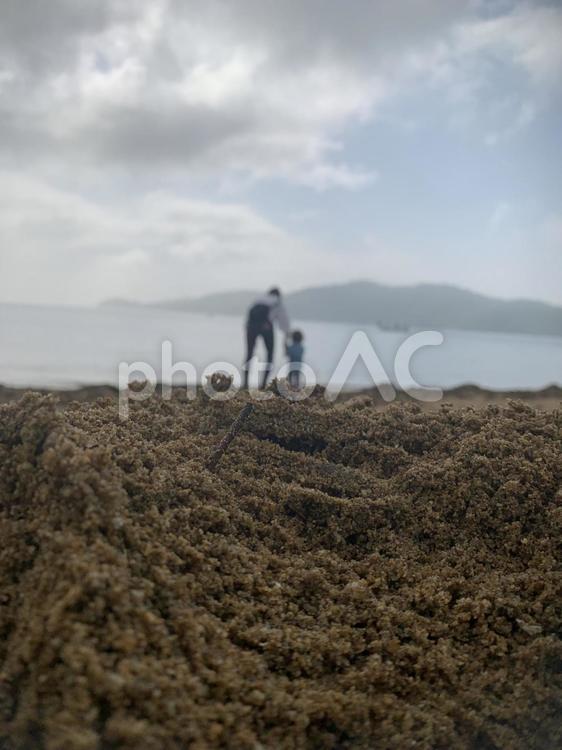 ママと一緒 浜,砂,水域の写真素材