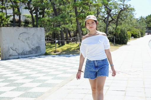 浜辺の松並木を歩く女性 浜辺の松並木を歩く女性 女性,夏,ボーイッシュの写真素材