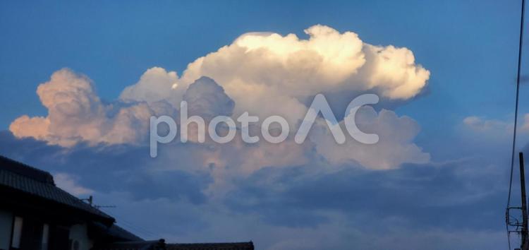 夕暮れの入道雲 夕焼け,あかね空,日没の写真素材