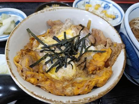 親子丼 親子丼 親子丼,たまご丼,丼の写真素材