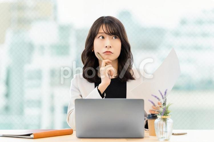 考えごとをする女性・ビジネスウーマン 女性,ビジネス,考えるの写真素材