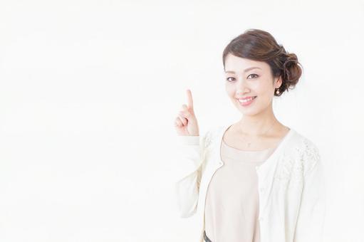 指をさすおしゃれ着の女性 指をさすおしゃれ着の女性 婚活,出会い,コーディネートの写真素材