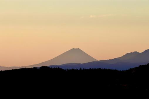 朝日をまとう富士山 朝日をまとう富士山の写真