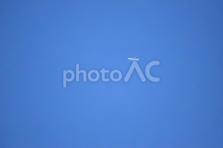 青空　飛行機　背景素材 背景素材,快晴,晴れの写真素材