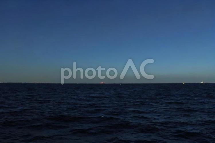 夕暮れの海 海,空,波の写真素材