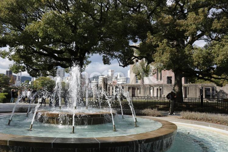 原爆ドームの噴水 噴水,原爆ドーム,広島県の写真素材