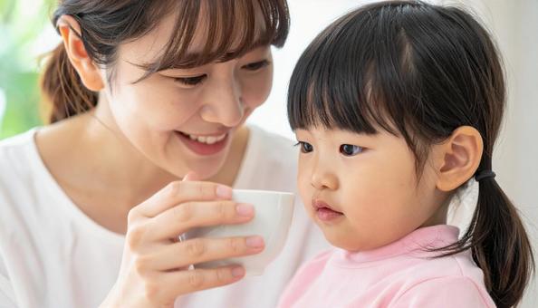 日本人のお母さんと子供　お茶を飲む親子の写真