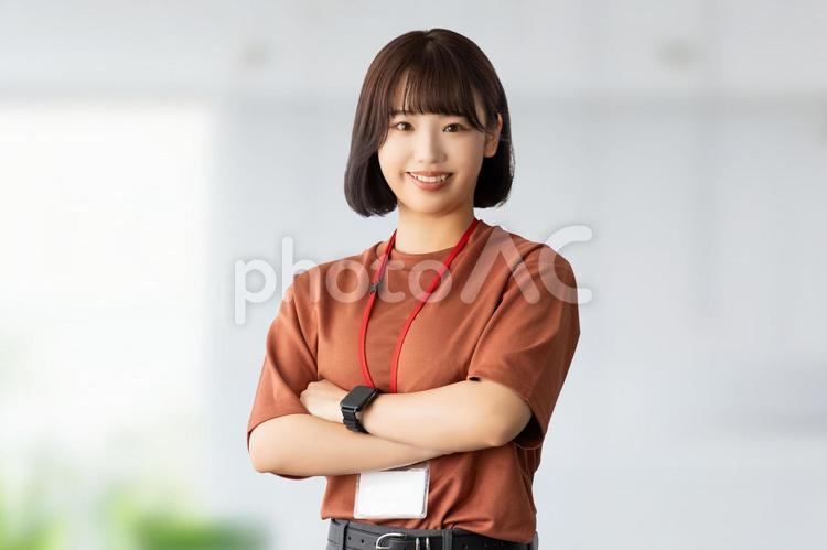笑顔で腕組みをする若いビジネスウーマン 女性,ビジネス,笑顔の写真素材