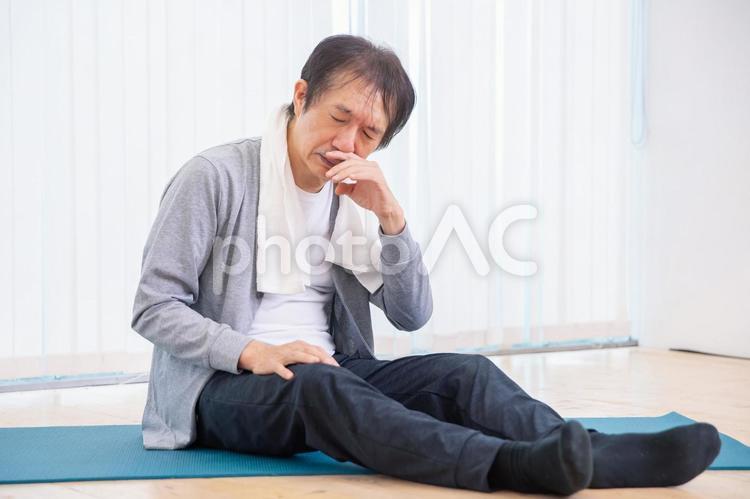 トレーニング中に痛がる中高年男性（鼻） 鼻炎,鼻水,鼻づまりの写真素材