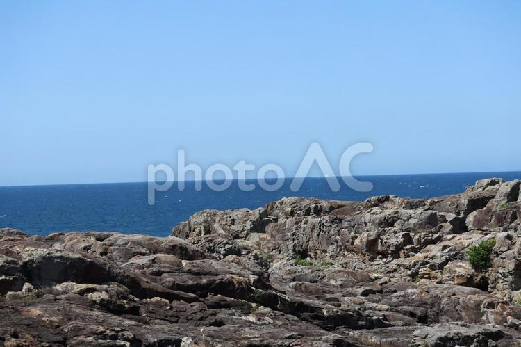 岩場と青い海面の海と水平線と青空の風景 岩場,青い,海面の写真素材