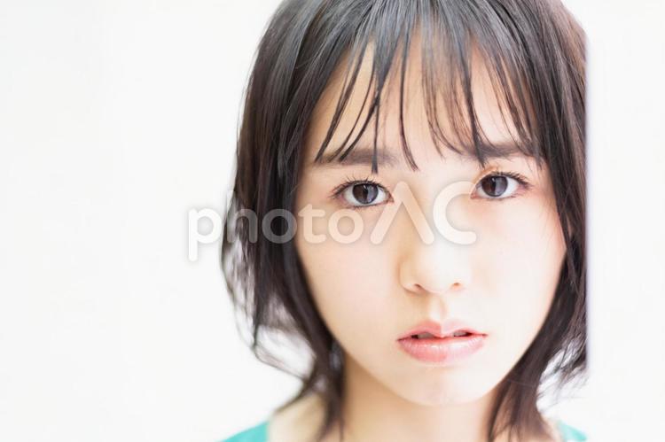 窓際に立ってこちらを見つめている若い女性 窓際,立つ,若いの写真素材