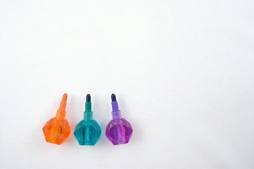 整列した3色の色鉛筆_2 整列した3色の色鉛筆_2 色鉛筆,色えんぴつ,カラーペンシルの写真素材