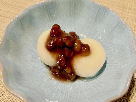 白玉だんごとあんこのデザートの小皿 白玉だんごとあんこのデザートの小皿の写真