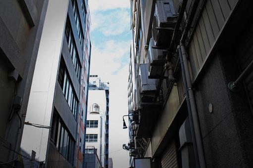 街並み ビルの谷間のイメージ 街並み ビルの谷間のイメージ ホラー,ミステリー,背景の写真素材