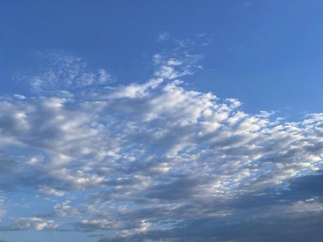 空に雲 空に雲の写真