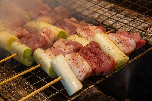 焼き鳥の炭火で焼く豚バラ 焼き鳥の炭火で焼く豚バラ 豚バラ,炭火,焼き鳥の写真素材