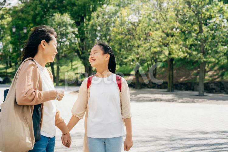 小学生の女の子とママ 親子,家族,ママの写真素材