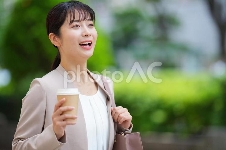コーヒーを持って思い出して声を出す女性 女性,人物,大学生の写真素材