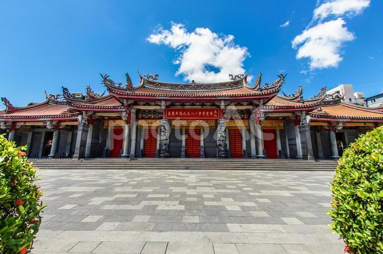 行天宮と青空（台湾・台北） 行天宮,台北,台湾の写真素材