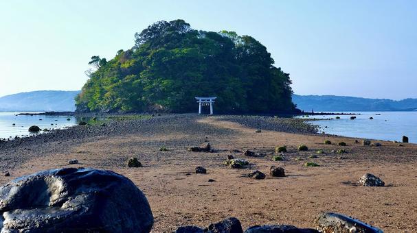 The island where Kojima Shrine is located, with the approach to the shrine revealed at low tide, JPG