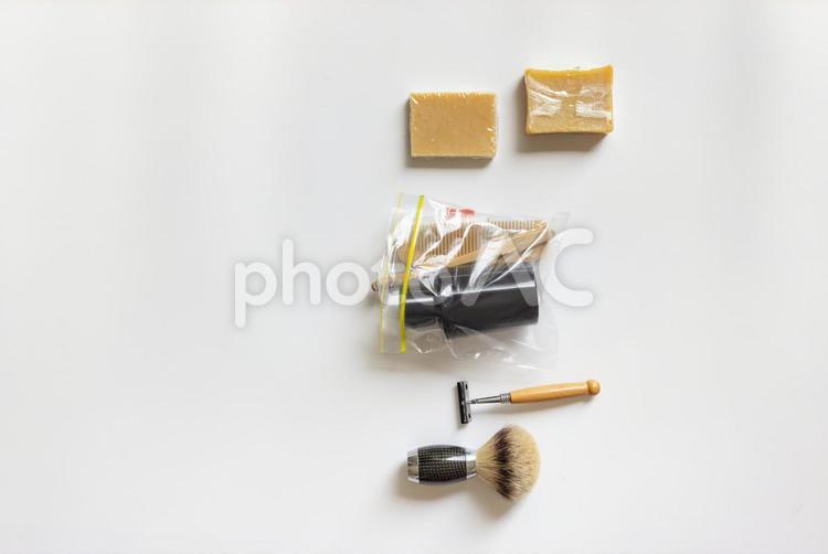 真上から見たくしと石鹸と化粧品 石鹸,筆,カミソリの写真素材