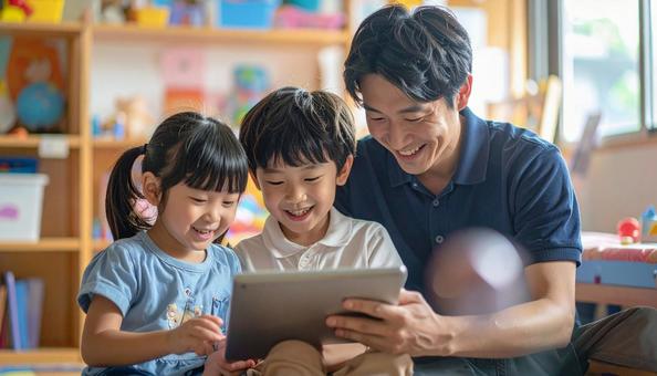 タブレットで遊ぶ保育士と子ども タブレットで遊ぶ保育士と子どもの写真