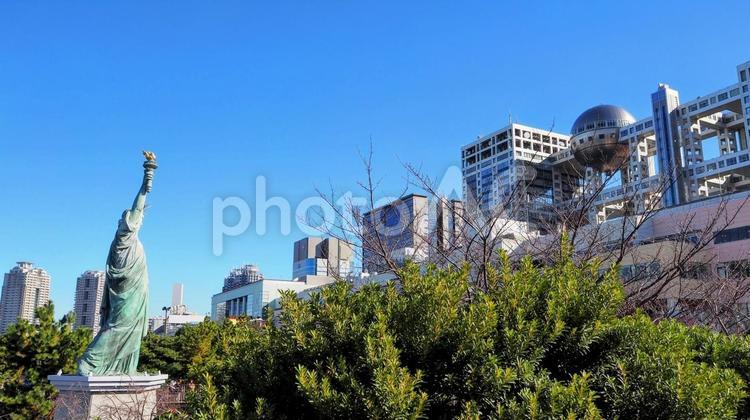 自由の女神像＆お台場の街並み（東京都） 冬,お台場海浜公園,自由の女神像の写真素材