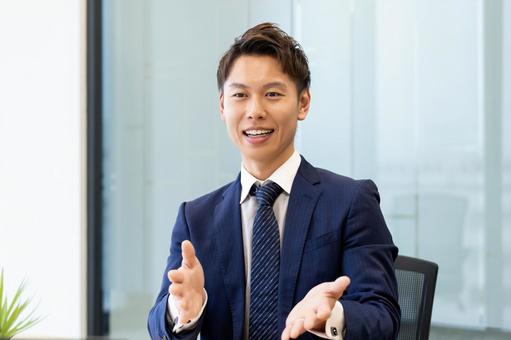笑顔で対話をする男性ビジネスマン 笑顔で対話をする男性ビジネスマン 男性,笑顔,対話の写真素材