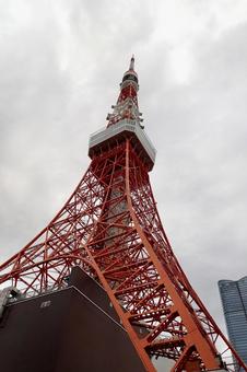 曇り空の東京タワー 曇り空の東京タワー 東京タワー,見上げる,曇りの写真素材