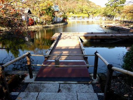 神事の橋が渡された鶴岡八幡宮源氏池 神事の橋が渡された鶴岡八幡宮源氏池の写真