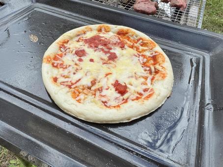 BBQ鉄板で焼くピザの写真