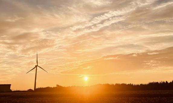 夕焼けと風力発電 夕焼けと風力発電 の写真