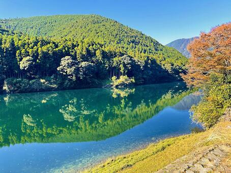 池　自然な池　秋の風景 風景,地方,奈良県吉野郡の写真素材