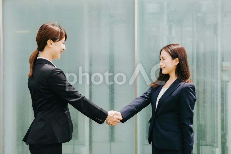 握手するビジネスウーマン 握手,契約,商談の写真素材