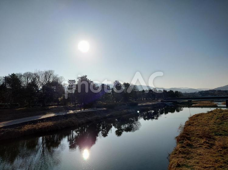 反射の世界 朝日,鴨川,京都の写真素材