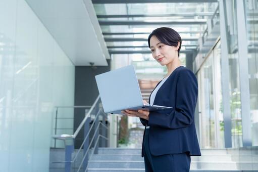 オフィスで働くビジネスウーマン ビジネス,ビジネスウーマン,女性の写真素材