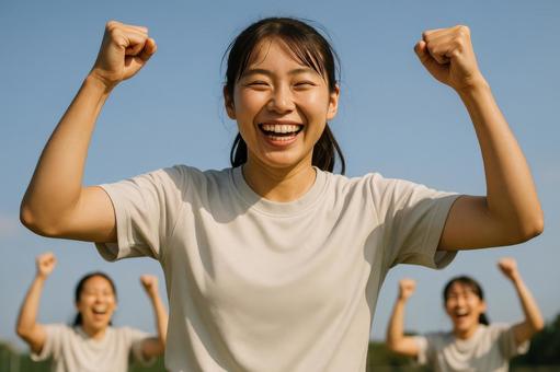 ガッツポーズをする女子選手 ガッツポーズをする女子選手の写真