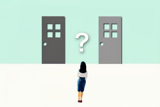 女性のビジネスマンと選択のドア 女性,ドア,はてなの写真素材